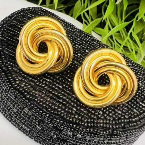 Vintage Celtic Intertwined Ring Circle Clip on Gold Tone Shiny Earrings 4336 - Picture 1 of 5